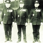１９４０年１２月６日、昭和天皇に中国・重慶爆撃の報告をした大西瀧治郎（右）。左は山口多聞海軍中将、中央は高須四郎海軍大将（大西孝政さん所蔵）