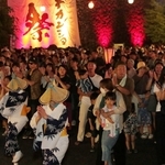 デカンショ節が響く中、暑さを忘れて踊りを楽しむ人たち＝丹波篠山市北新町