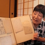 叔父の小中臣夫さんが残したはがきを見る西垣佳世子さん＝丹波篠山市味間奧