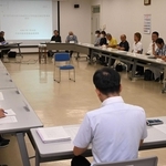 春日地域５小学校の統合の是非について話し合う「春日地域市立小学校統合検討委員会」の第１回会合＝春日住民センター