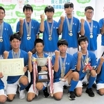 中学ホッケーで全国制覇を果たした「ＨＣひょうごハーツ」の選手たち＝丹波篠山市役所