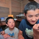 虫をはじめ生き物を幅広く愛する村井さん。自宅の蔵では数十匹のカブトムシを飼っている＝丹波篠山市藤之木