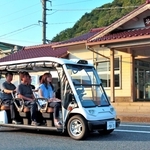 定期運行を前に路線のコースを試走した「グリーンスローモビリティ」＝丹波市山南町池谷