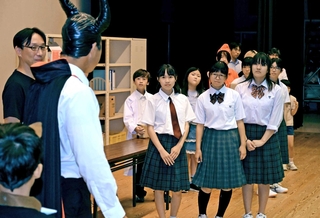 結成２０周年記念公演に向け、リハーサルに臨むアマチュア劇団「水彩パルチザン」の団員ら＝春日文化ホール