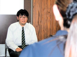 面接官の質問に答える生徒＝丹波市春日町黒井
