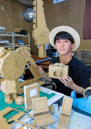 段ボール工作を楽しむ教室を開き、子どもたちの居場所づくりに取り組む齋藤詠空さん＝丹波市春日町国領