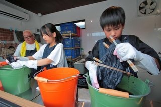 Ｔシャツの染め体験を楽しむ子どもら＝丹波篠山市野間