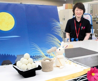 柏原郵便局のカウンターに飾られている辻本聖恵さんの作品＝丹波市柏原町柏原