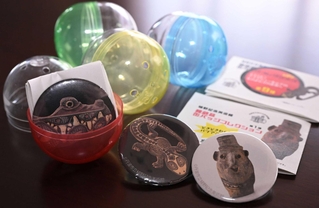 植野記念美術館の館蔵品がプリントされたカプセルトイの缶バッジ＝丹波市氷上町西中