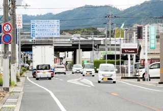 丹波地域の調査地点の中で地価が最も高かった場所周辺の県道＝丹波篠山市吹新