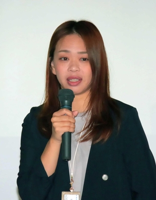 親子の関係性を土台に、スマートフォンとの向き合い方について講演する筒崎眞美さん＝丹波篠山市網掛