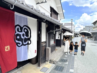 工芸作家らが手作りしたのれんが掛かる町家＝丹波篠山市河原町