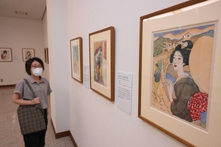 竹久夢二の美人画が並ぶ会場＝植野記念美術館