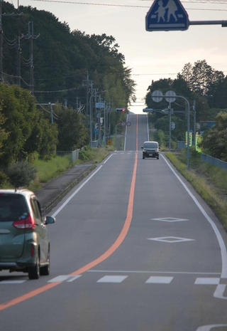 主要幹線でよく見られる直線道。事故が起きにくそうに見えるが、車線逸脱などによる衝突事故がよく起きているという＝丹波篠山市内