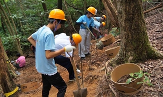 地面をならし、穴を掘って基礎づくりに取り組む大学生ら＝丹波篠山市倉本（ええやんハウス部提供）