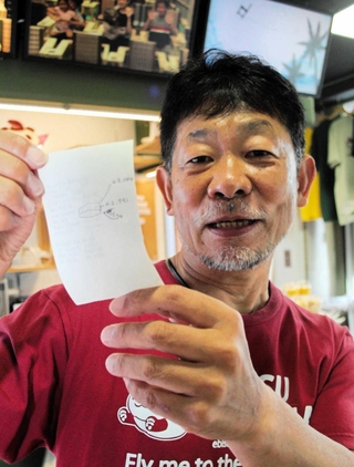 走行記録を手にする近兼拓史さん＝丹波市氷上町成松