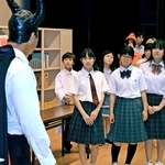 結成２０周年記念公演に向け、リハーサルに臨むアマチュア劇団「水彩パルチザン」の団員ら＝春日文化ホール
