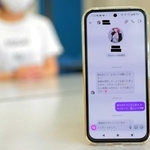 ＳＮＳのメッセージをきっかけに詐欺被害に遭いかけた経験を振り返る女性（奥）。手前は最初に送られてきたメッセージ＝丹波篠山市内（画像を一部加工）