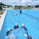 ２学期に始まった水泳の授業で、水中に潜る練習をする小学１、２年の児童たち＝城東小学校