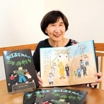 復刻された「おばあちゃんの太平洋戦争」を手にする村上祐喜子さん＝丹波市春日町黒井