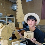 段ボール工作を楽しむ教室を開き、子どもたちの居場所づくりに取り組む齋藤詠空さん＝丹波市春日町国領