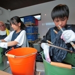 Ｔシャツの染め体験を楽しむ子どもら＝丹波篠山市野間