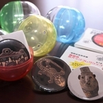 植野記念美術館の館蔵品がプリントされたカプセルトイの缶バッジ＝丹波市氷上町西中
