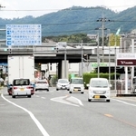 丹波地域の調査地点の中で地価が最も高かった場所周辺の県道＝丹波篠山市吹新