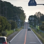 主要幹線でよく見られる直線道。事故が起きにくそうに見えるが、車線逸脱などによる衝突事故がよく起きているという＝丹波篠山市内