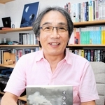 新作「黒井城燃ゆ」を手にする瞬那浩人さん＝丹波市春日町黒井