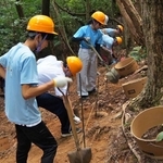 地面をならし、穴を掘って基礎づくりに取り組む大学生ら＝丹波篠山市倉本（ええやんハウス部提供）