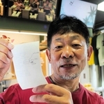 走行記録を手にする近兼拓史さん＝丹波市氷上町成松