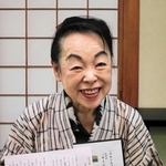 氷上小唄の歌詞カードを手にする前川鈴代さん＝丹波市氷上町石生