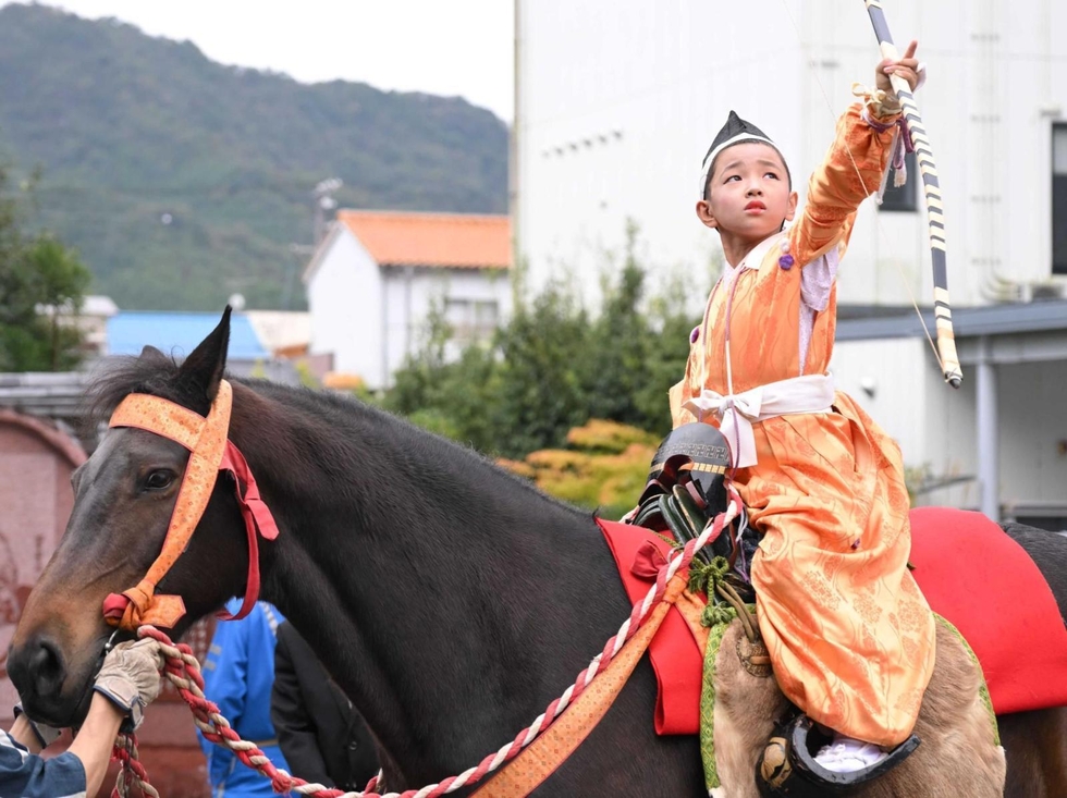 小学生の流鏑馬奉納、弓引く姿に歓声 丹波・柏原八幡宮で本宮 華やかな
