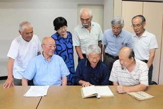 記録を調べる竹田温故の会メンバー＝丹波市市島町中竹田