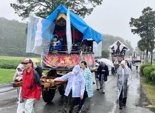 雨の中を巡行する地区ごとの山車＝丹波篠山市畑宮