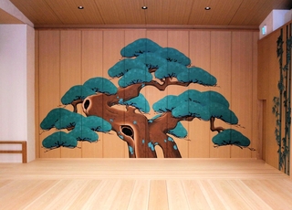 神が宿るとされる松が描かれた鏡板＝丹波市氷上町石生