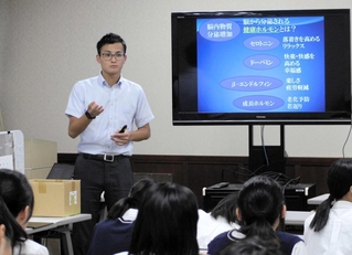 幼児期に運動することの大切さを語る講師＝丹波市柏原町東奥