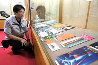 １９７０年大阪万博のパンフレットなど、職員の推したい一品が並ぶ会場＝柏原藩陣屋跡