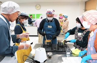 柿の活用策として、講習会でジャムやようかんへの加工を学ぶ参加者ら＝丹波市柏原町柏原