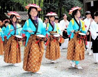 はかま姿で踊りを奉納する氏子ら＝丹波市柏原町南多田