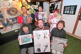 個性あふれる絵画や立体作品などを出展する参加アーティストたち＝丹波篠山市今田町木津