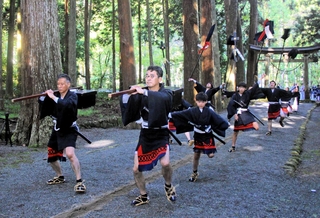 内尾神社境内で奉納された中野奴行列＝丹波市氷上町三原