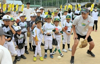 野球の技術や楽しさを子どもらに伝える矢野燿大さん（右）＝丹波市氷上町佐野