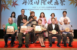 グランプリを獲得した大東賢監督（前列左から２人目）ら＝丹波市春日町黒井