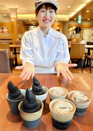 黒豆きなこが入ったソフトクリーム「漆黒の王」と丹波栗を使ったモンブラン風の「タンブラン」＝西紀サービスエリア下り線