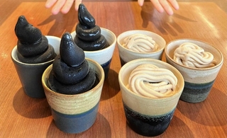 黒豆きなこが入ったソフトクリーム「漆黒の王」と丹波栗を使ったモンブラン風の「タンブラン」＝西紀サービスエリア下り線