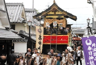 町家の続く通りを巡行する鉾山＝丹波篠山市河原町