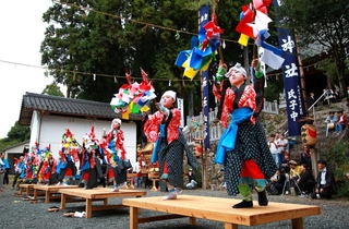 華やかな衣装に身を包み、５色の御幣を振りながら舞う踊り子たち＝丹波篠山市本郷