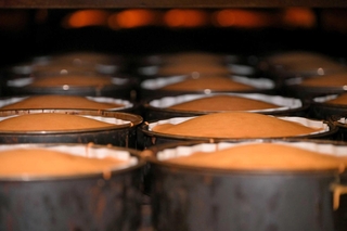 トンネル型のオーブンでじっくり焼き上げられたケーキのスポンジ＝丹波市市島町上田